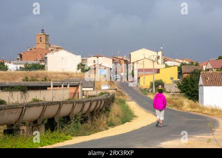 Pellegrini che camminano lungo il cammino di Santiago, il cammino di San Giacomo, avvicinandosi alla città spagnola di Azofra, Spagna Foto Stock