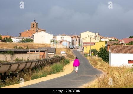 Pellegrini che camminano lungo il cammino di Santiago, il cammino di San Giacomo, avvicinandosi alla città spagnola di Azofra, Spagna Foto Stock