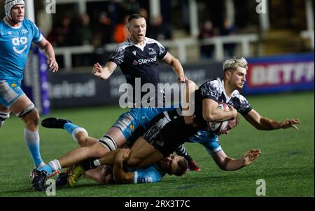 Newcastle, Regno Unito. 11 giugno 2023. Ben Stevenson dei Newcastle Falcons viene placcato durante la partita di Premiership Cup tra Newcastle Falcons e sale Sharks al Kingston Park di Newcastle venerdì 22 settembre 2023. (Foto: Chris Lishman | mi News) crediti: MI News & Sport /Alamy Live News Foto Stock