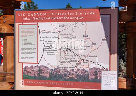 Indicazioni al Centro Visitatori al Red Rock Canyon su scenic highway 12 in Dixie National Forest in Utah. Foto Stock