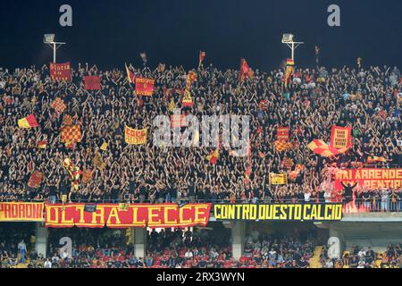 Lecce, Italia. 22 settembre 2023. Tifosi di US Lecce durante US Lecce vs Genoa CFC, partita di calcio di serie A A Lecce, Italia, 22 settembre 2023 crediti: Agenzia fotografica indipendente/Alamy Live News Foto Stock