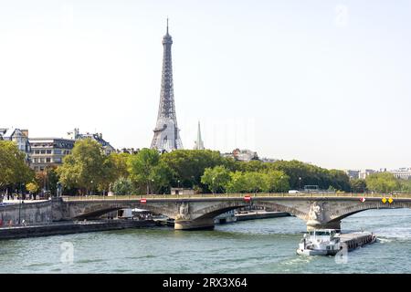 La Torre Eiffel da Pont Alexandre III, VIII arrondissement, Parigi, Île-de-France, Francia Foto Stock