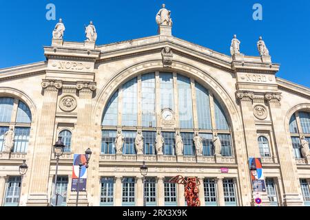 Facciata principale della stazione Gare du Nord, Place Napoléon-III, Parigi, Île-de-France, Francia Foto Stock