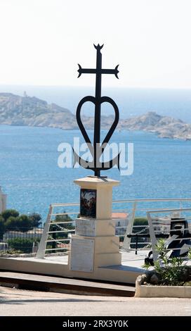 Veduta della Basilica di Notre Dame de la Garde (la buona madre) i migranti si stemperano durante la visita del Papa su invito del cardinale Jean-Marc Aveline come parte del Rencontres Mediterraneennes 2023 il 22 settembre a Marsiglia, in Francia. Foto di Patrick Aventurier/ABACAPRESS.COM Foto Stock