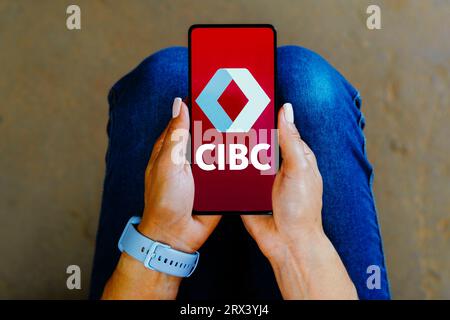 In questa immagine, il logo CIBC (Canadian Imperial Bank of Commerce) viene visualizzato sullo schermo dello smartphone. Foto Stock