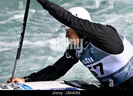 Waltham Cross. Regno Unito. 22 settembre 2023. 2023 Campionati del mondo di canoa. Lee Valley White Water Centre. Waltham Cross. Peng Zhang (CHN) nella semifinale Mens Canoe durante i Campionati del mondo di canoa 2023 al Lee Valley White Water Centre, Regno Unito. Foto Stock