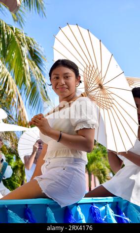 La parata del Carnevale di San Pedro Town del 2023. Una giovane donna adorabile della corte di Miss San Pedro. Foto Stock