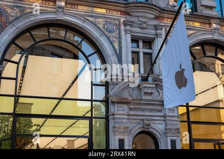 Londra, Regno Unito. 22 settembre 2023. Vista generale dell'Apple Store a Regent Street, Londra. L'iPhone 15 è in vendita il 22 settembre 2023. Credito: SOPA Images Limited/Alamy Live News Foto Stock