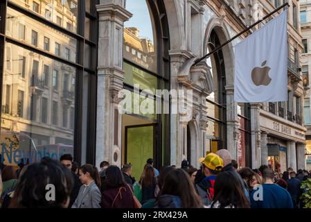 Londra, Regno Unito. 22 settembre 2023. Persone viste in coda fuori dall'Apple Store in Regent Street. L'iPhone 15 è in vendita il 22 settembre 2023. (Foto di Pietro Recchia/SOPA Images/Sipa USA) credito: SIPA USA/Alamy Live News Foto Stock