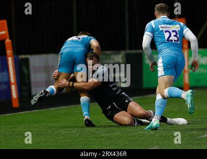 Newcastle, Regno Unito. 11 giugno 2023. Michael Van Vuuren dei Newcastle Falcons affronta Joe Carpenter dei sale Sharks durante il match di Premiership Cup tra Newcastle Falcons e sale Sharks a Kingston Park, Newcastle, venerdì 22 settembre 2023. (Foto: Chris Lishman | mi News) crediti: MI News & Sport /Alamy Live News Foto Stock