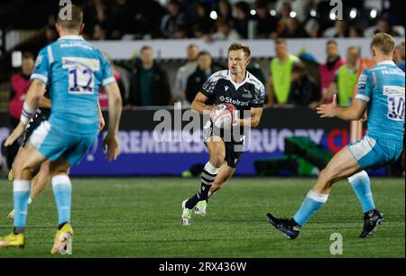 Newcastle, Regno Unito. 11 giugno 2023. Sam Stuart dei Newcastle Falcons ha fatto una corsa durante la partita di Premiership Cup tra Newcastle Falcons e sale Sharks al Kingston Park, Newcastle, venerdì 22 settembre 2023. (Foto: Chris Lishman | mi News) crediti: MI News & Sport /Alamy Live News Foto Stock