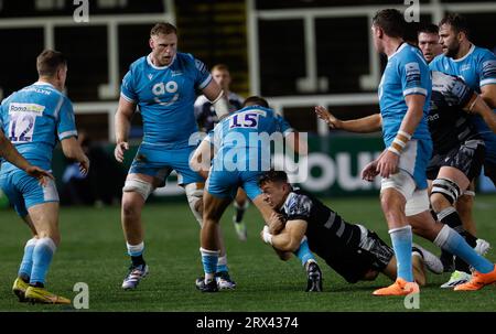 Newcastle, Regno Unito. 11 giugno 2023. Adam Radwan dei Newcastle Falcons affronta Joe Carpenter dei sale Sharks durante il match di Premiership Cup tra Newcastle Falcons e sale Sharks a Kingston Park, Newcastle, venerdì 22 settembre 2023. (Foto: Chris Lishman | mi News) crediti: MI News & Sport /Alamy Live News Foto Stock