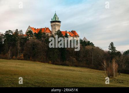 Splendida vista panoramica del castello di Smolenice in Europa (Slovacchia) al tramonto. Antico castello fiabesco con prato in autunno. Foto orizzontale Foto Stock