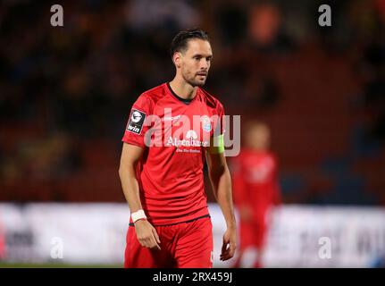 Unterhaching, Deutschland. 22 settembre 2023. Unterhaching, Deutschland 22. Settembre 2023: Fussball, Herren, 3.Liga, Saison 2023/2024, SpVgg Unterhaching - Arminia Bielefeld, Uhlsportpark Unterhaching Josef Welzmüller, Welzmueller (SpVgg Unterhaching) Kopf, Oberkörper regolamento DFB proibiscono qualsiasi uso di fotografie come sequenze di immagini e/o quasi-video credito: dpa/Alamy Live News Foto Stock