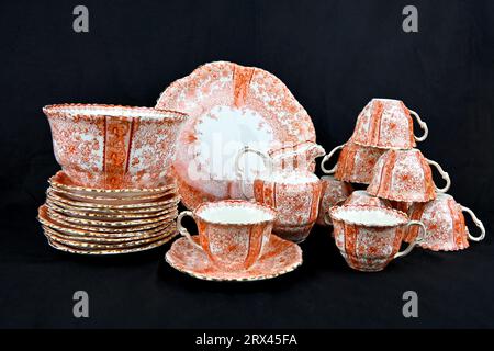 Set vintage Bridgwood china (tazze da tè, piattini, caraffa, piatto sandwich e ciotola grande) Foto Stock