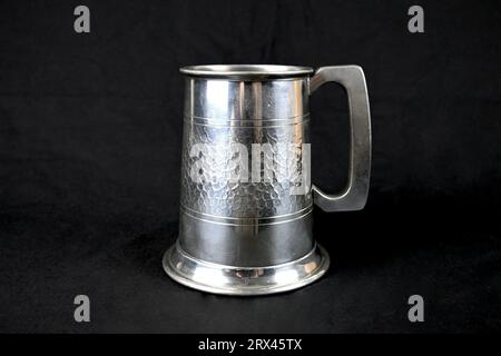 Tankard Yeoman Pewter vintage (tazza) con design martellato. Foto Stock