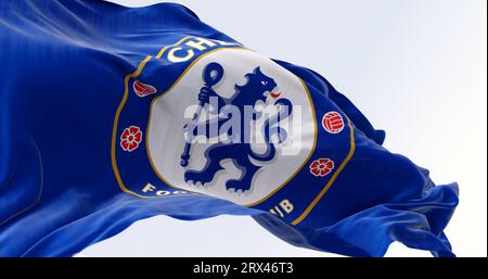 Londra, Regno Unito, 10 settembre 2023: Primo piano della bandiera del Chelsea Football Club in una giornata limpida. Leone araldico blu con uno staff. 3d editoriale illustrativo Foto Stock