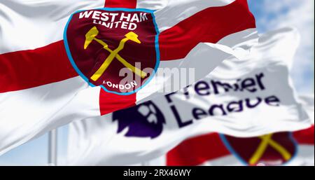 Londra, Regno Unito, 3 luglio 2023: Le bandiere del West Ham United FC e della Premier League sventolano in una giornata limpida. Squadra di calcio inglese con sede a Londra. Editor illustrativo Foto Stock