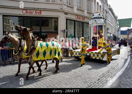 Carnival King and Queen on a Horse Drawn float nel 2012 Procession of the Golden Tree Pageant, che si tiene ogni 5 anni dal 1958. Bruges, Belgio. Foto Stock