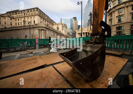 Lavori di costruzione su Bank Junction al di fuori della Bank of England e del Royal Exchange. Foto Stock