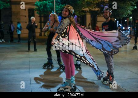 Madrid, Spagna. 22 settembre 2023. Un gruppo di pattinatori visti durante la dimostrazione. In occasione della settimana europea della mobilità, un gruppo di appassionati di skate si è riunito a Madrid in Plaza de Cibeles per chiedere più spazi pubblici per muoversi in città. Credito: SOPA Images Limited/Alamy Live News Foto Stock