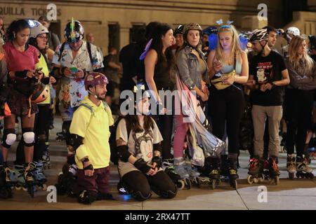 Madrid, Spagna. 22 settembre 2023. Un gruppo di pattinatori si riunisce durante la dimostrazione. In occasione della settimana europea della mobilità, un gruppo di appassionati di skate si è riunito a Madrid in Plaza de Cibeles per chiedere più spazi pubblici per muoversi in città. Credito: SOPA Images Limited/Alamy Live News Foto Stock