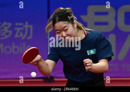 Hangzhou, Cina. 22 settembre 2023. Zauresh Akashava del Kazakistan è vista in azione durante il 19 ° incontro del gruppo preliminare di tennis da tavolo femminile dei Giochi asiatici tra Cina e Kazakistan tenutosi presso il Gongshu Canal Sports Park Gymnasium. Akashava perse il match 0-3 contro Yidi Wang (non nella foto) della Cina. Punteggio finale Cina 3:0 Kazakistan. (Foto di Luis Veniegra/SOPA Images/Sipa USA) credito: SIPA USA/Alamy Live News Foto Stock