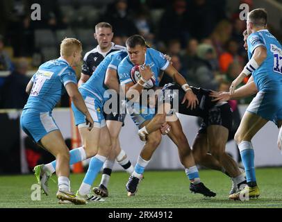 Matias Orlando dei Newcastle Falcons affronta Tom Curtis dei sale Sharks durante la partita di Premiership Cup tra Newcastle Falcons e sale Sharks al Kingston Park, Newcastle, venerdì 22 settembre 2023. (Foto: Michael driver | mi News) crediti: MI News & Sport /Alamy Live News Foto Stock