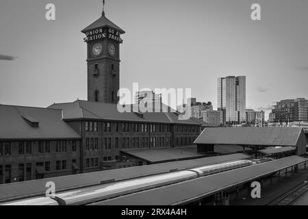 Immagine in bianco e nero dell'Amtrack Union Station e del paesaggio urbano di Portland sullo sfondo Foto Stock