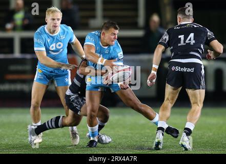 Tom Curtis di sale Sharks viene affrontato da Matias Orlando dei Newcastle Falcons durante la partita di Premiership Cup tra Newcastle Falcons e sale Sharks a Kingston Park, Newcastle, venerdì 22 settembre 2023. (Foto: Michael driver | mi News) crediti: MI News & Sport /Alamy Live News Foto Stock