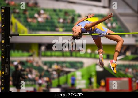 Yaroslava Mahuchikh (UKR) si prepara a saltare ad un'altezza di 6-6 (2,03 m) nel salto in alto femminile ai campionati Diamond League nella Pre-Classic Foto Stock