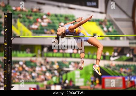 Yaroslava Mahuchikh (UKR) si prepara a saltare ad un'altezza di 6-6 (2,03 m) nel salto in alto femminile ai campionati Diamond League nella Pre-Classic Foto Stock