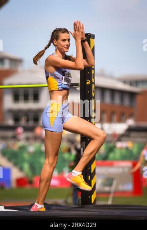 Yaroslava Mahuchikh (UKR) si prepara a saltare ad un'altezza di 6-6 (2,03 m) nel salto in alto femminile ai campionati Diamond League nella Pre-Classic Foto Stock