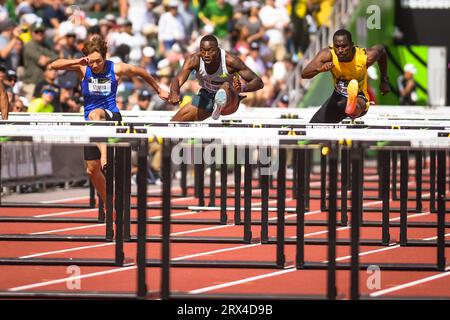 Grant Holloway (USA) e Hansle Parchment (JAM) corrono fino al traguardo nei 110 m ostacoli maschili ai campionati Diamond League al Pre-Classic On Foto Stock