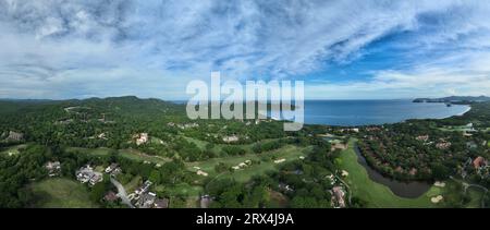 Playa Conchal, annidata a Guanacaste, Costa Rica, con le sue coste cariche di conchiglie, le acque cristalline e la vivace vita marina, che la rendono un tropicale Foto Stock