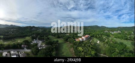 Playa Conchal, annidata a Guanacaste, Costa Rica, con le sue coste cariche di conchiglie, le acque cristalline e la vivace vita marina, che la rendono un tropicale Foto Stock