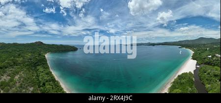 Playa Conchal, annidata a Guanacaste, Costa Rica, con le sue coste cariche di conchiglie, le acque cristalline e la vivace vita marina, che la rendono un tropicale Foto Stock