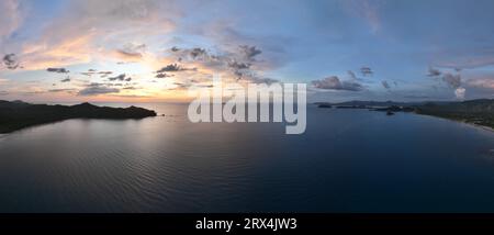 Playa Conchal, annidata a Guanacaste, Costa Rica, vanta conchiglie bianche incontaminate e acque turchesi, rendendolo un paradiso tropicale per gli amanti della spiaggia Foto Stock