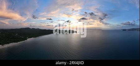 Playa Conchal, annidata a Guanacaste, Costa Rica, vanta conchiglie bianche incontaminate e acque turchesi, rendendolo un paradiso tropicale per gli amanti della spiaggia Foto Stock