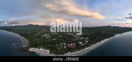 Playa Conchal, annidata a Guanacaste, Costa Rica, vanta conchiglie bianche incontaminate e acque turchesi, rendendolo un paradiso tropicale per gli amanti della spiaggia Foto Stock