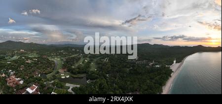 Playa Conchal, annidata a Guanacaste, Costa Rica, vanta conchiglie bianche incontaminate e acque turchesi, rendendolo un paradiso tropicale per gli amanti della spiaggia Foto Stock