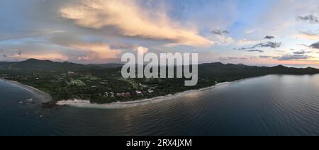 Playa Conchal, annidata a Guanacaste, Costa Rica, vanta conchiglie bianche incontaminate e acque turchesi, rendendolo un paradiso tropicale per gli amanti della spiaggia Foto Stock