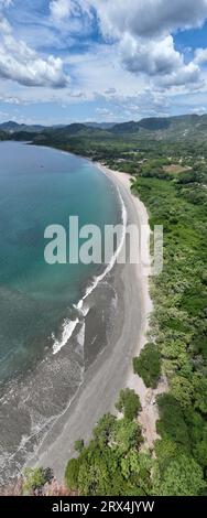 Playa Conchal, annidata a Guanacaste, Costa Rica, vanta conchiglie bianche incontaminate e acque turchesi, rendendolo un paradiso tropicale per gli amanti della spiaggia Foto Stock