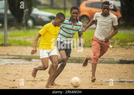 LAGOS, NIGERIA - 22 SETTEMBRE: Ragazzi delle scuole che giocano a calcio al National Stadium il 22 settembre 2023 a Lagos, Nigeria. Foto di Victor ihechi Oguegb Foto Stock