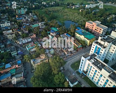 09.16.2023. Raiganj West Bengal India vista aerea superiore di edifici e case in India Foto Stock