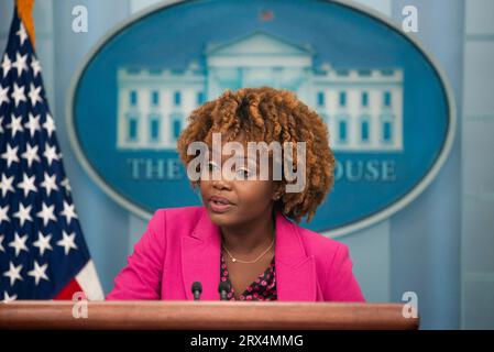 Washington, Vereinigte Staaten. 22 settembre 2023. Il segretario stampa della Casa Bianca Karine Jean-Pierre parla alla stampa durante il briefing stampa quotidiano alla Casa Bianca il 22 settembre 2023.â Credit: Annabelle Gordon/CNP/dpa/Alamy Live News Foto Stock