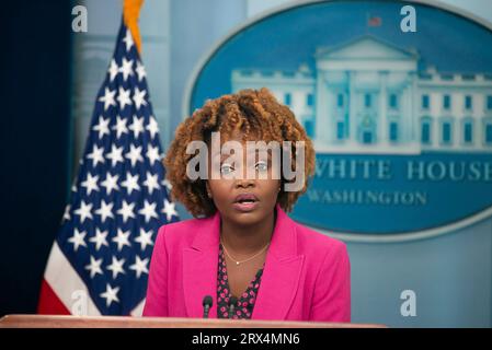 Washington, Vereinigte Staaten. 22 settembre 2023. Il segretario stampa della Casa Bianca Karine Jean-Pierre parla alla stampa durante il briefing stampa quotidiano alla Casa Bianca il 22 settembre 2023.â Credit: Annabelle Gordon/CNP/dpa/Alamy Live News Foto Stock