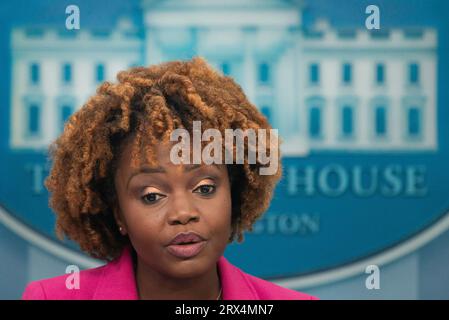 Washington, Vereinigte Staaten. 22 settembre 2023. Il segretario stampa della Casa Bianca Karine Jean-Pierre parla alla stampa durante il briefing stampa quotidiano alla Casa Bianca il 22 settembre 2023.â Credit: Annabelle Gordon/CNP/dpa/Alamy Live News Foto Stock