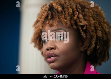 Washington, Vereinigte Staaten. 22 settembre 2023. Il segretario stampa della Casa Bianca Karine Jean-Pierre parla alla stampa durante il briefing stampa quotidiano alla Casa Bianca il 22 settembre 2023.â Credit: Annabelle Gordon/CNP/dpa/Alamy Live News Foto Stock