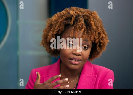 Washington, Vereinigte Staaten. 22 settembre 2023. Il segretario stampa della Casa Bianca Karine Jean-Pierre parla alla stampa durante il briefing stampa quotidiano alla Casa Bianca il 22 settembre 2023.â Credit: Annabelle Gordon/CNP/dpa/Alamy Live News Foto Stock